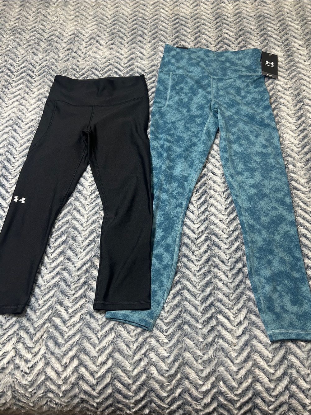 Under Armour Women’s Black Capri and Teal Patterned Ankle Leggings Set Bundle